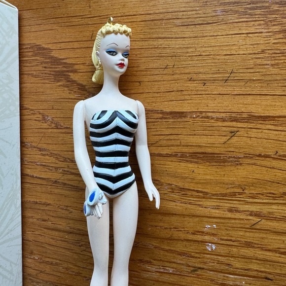 Hallmark Keepsake Ornament Barbie Debut 1959 New Collector Series 1994 Edition - Picture 6 of 6